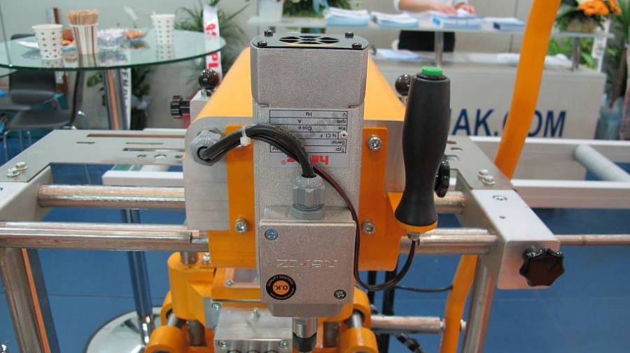 Копировально-фрезерный станок с функцией фрезерования отверстий под ручку и водоотливные каналы под 45° Nikmak MKMF S-02 – фото
